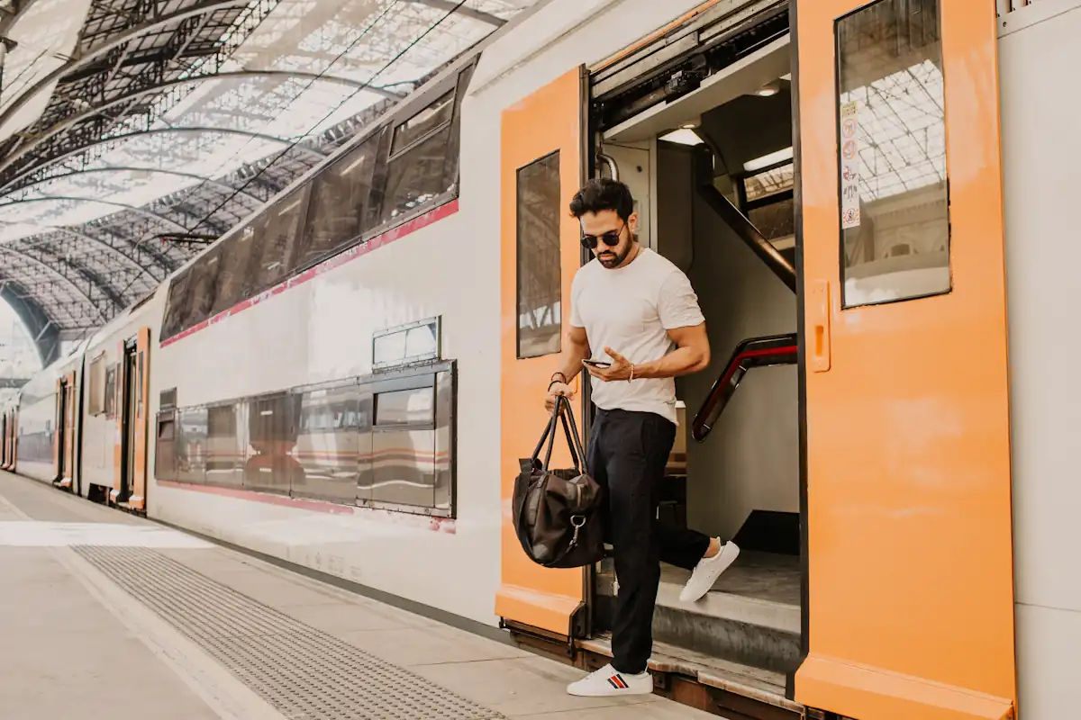 Un homme qui prend le train en Suisse