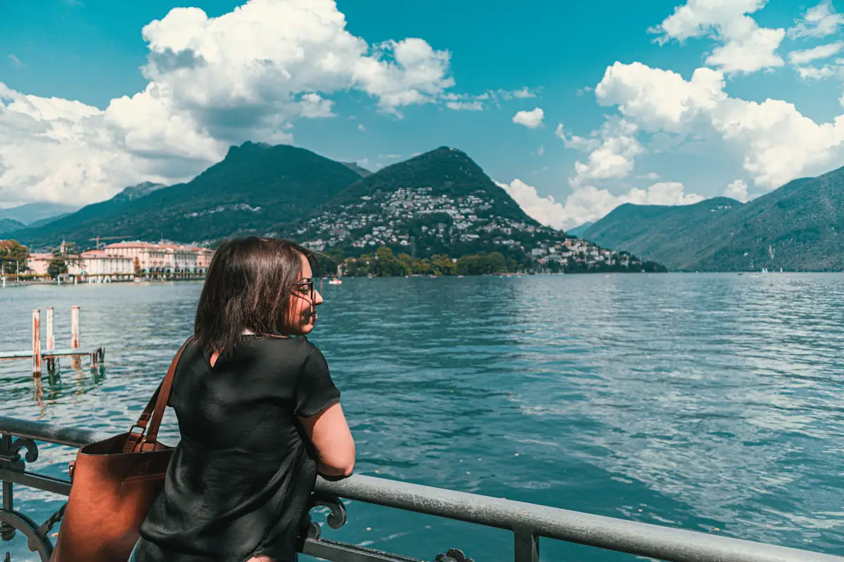 Une femme qui regarde le lac de Côme.