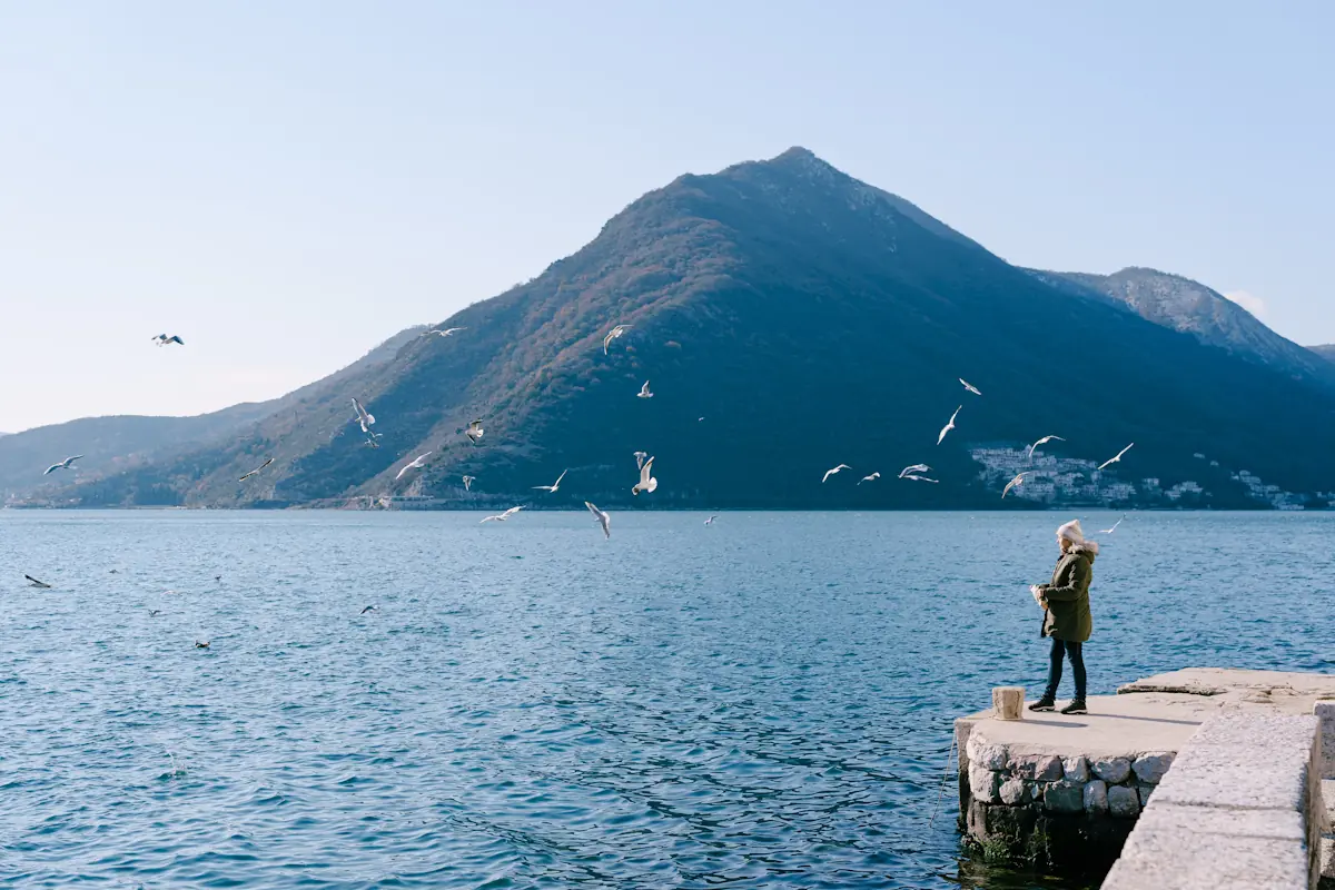 Une femme qui regarde le lac majeur