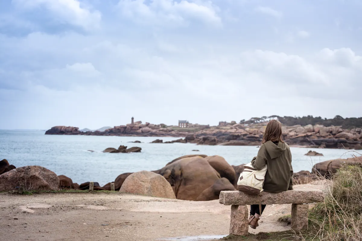Une femme qui visite l'île de Jersey