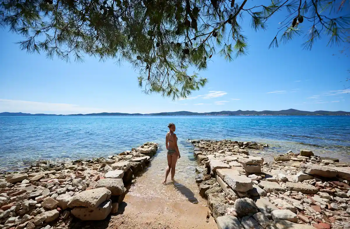 Une femme qui visite les îles Borromées