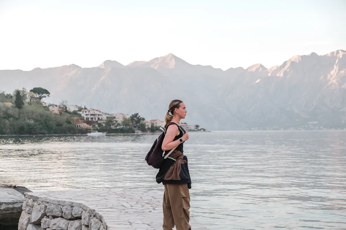 Une femme qui visite le lac de Côme